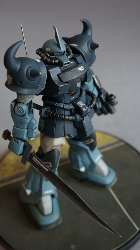 ショルダーアーマーは威圧感が出るように、胴体と同じ濃紺色(ネイビーブルー)にしてみました。