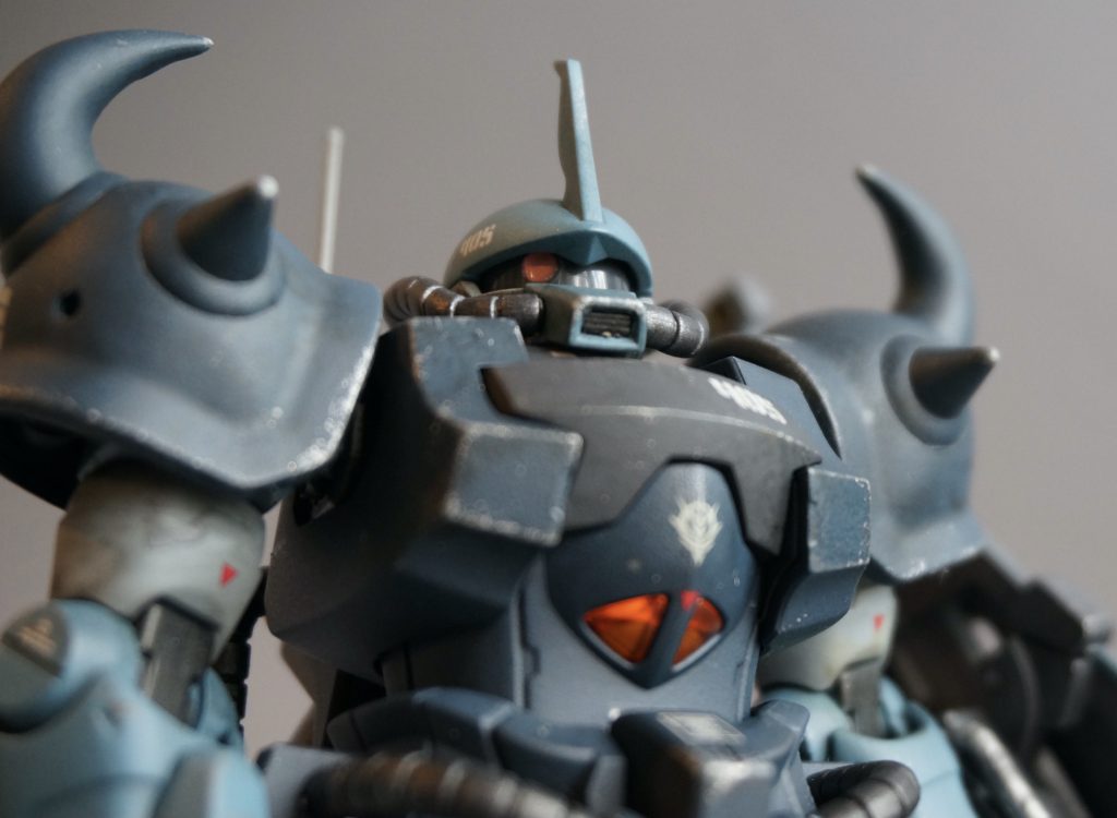 モノアイはモノアイレールにいったんピンバイスで開口し、穴の中にHアイズを納め、上からUVレジンを充填して面一にし、宝飾用コンパウンドで磨きました。ガラスシールドの中にモノアイがあるイメージです。