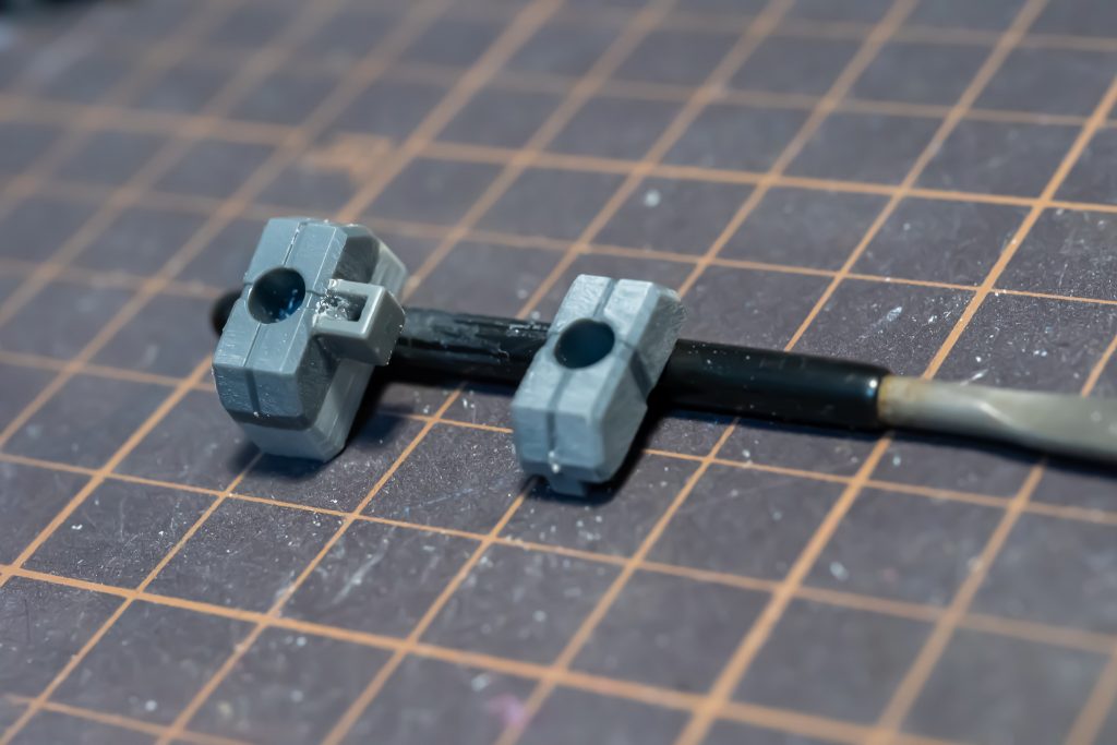 フルドドⅡの接続部分は、元のパーツにダボを移植し、4ミリ分肩から離れるようにし、パーツが干渉しないように調整しています。これだけでフルドドⅡが付くので、是非!