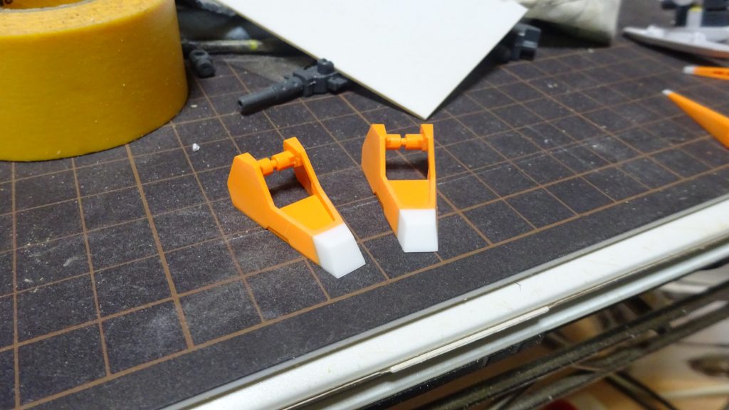 つま先や膝の主翼、あと肩の先端などはプラ板を盛って削って鋭くしてある。