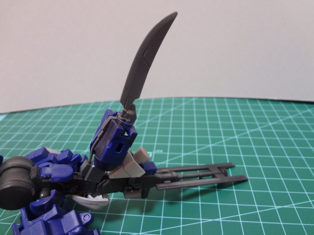 尾部は腕関節や足関節を組み合わせて延長してます。基本的に無加工でランナー繋ぎで実現できるのが嬉しい所。先端部はトップ画像を実現させたくてティエレンの長滑腔砲を採用。それだけだと武装的に寂しい感じがしたので、水中魚類をイメージして尾びれカッターを追加。こちらも30MMを使用しています。