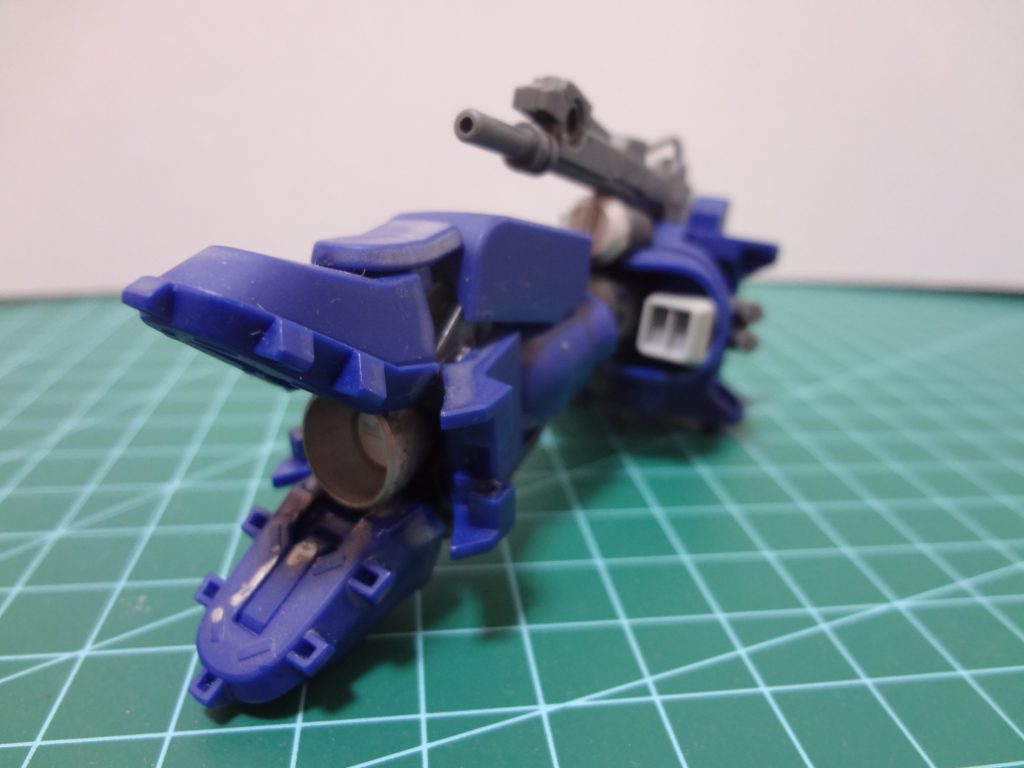 頭部はティエレン足裏を無理やり組み合わせて接着。それだけだと隙間が空くので、同キットの細かい装甲版やスラスターノズルで埋めました。それでも開く隙間はビルドパーツで埋めてます。足裏の突起が無加工で牙みたいに見えてお気に入り。