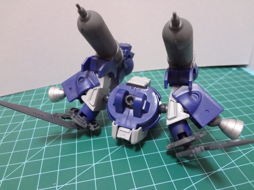 肩~胴部は基本的に元キットを流用。腕部は脚部パーツとかがメインになってますね。どうしてもタンクを大型水中ミサイルに見立てたかったので、ビルドパーツで繋ぎつつティエレンパーツを接着。切断カッターヒレの部分だけは、ティエレン縛りで再現するのが難しかったので30MMを利用して実現。