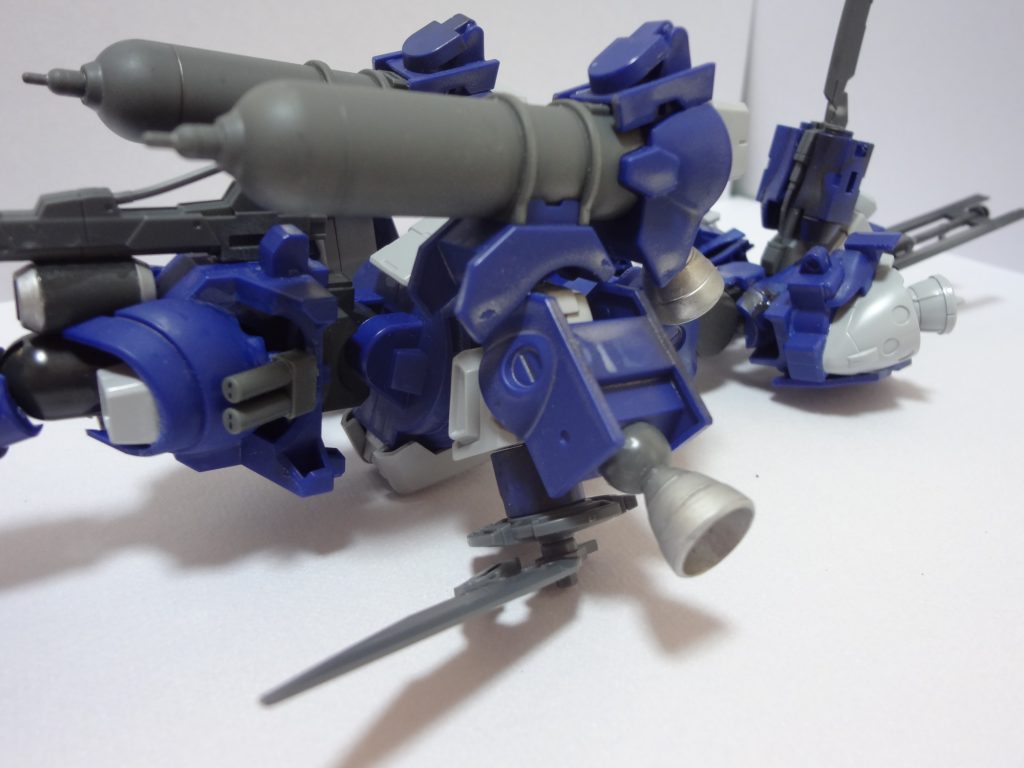 運用法の関係から、本機体の武装は水中戦専用となっている。・特殊合金顎部・ネックエネルギーライフル・マイクロミサイルポッド・水中専用超高周波ブレードそして注目すべきは腕上部に設置された、水中専用大型弾頭兵器「オキシジェン・ミサイル」である。宇宙型で搭載されていた水とは異なり、酸素が超高密度圧縮で搭載されている。大型質量に直撃された後に解放される爆発的な酸素放出の衝撃は、対艦用炸薬弾に勝るとも劣らない。同時に爆発時の酸素気泡を利用する事で、一時的な目くらましにも転用する事ができる。高周波ブレード先端から放出する事も可能で、切断した装甲から圧縮酸素を送り込むことにより、急激な空気圧上昇による圧壊や火災箇所の延焼補助など内部破壊を誘発する。また通常航行時には、大容量酸素補給ボンベとして併用する事も可能で、長期間の深海作戦行動を可能としている。直接的な破壊能力は低いものの汎用性の非常に高い武装である。