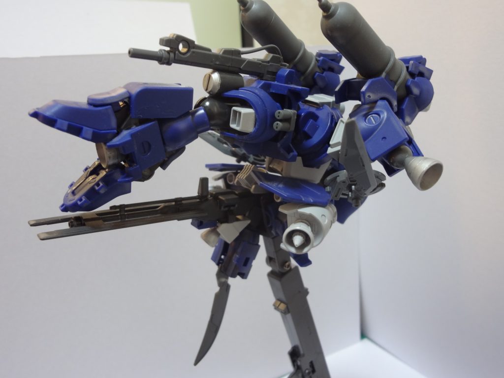 「25口径長レールガン(水中用)」は当機体の最大威力の武器である。ティエレン宇宙型から流用された長滑腔砲は、深海中でも十分な威力を発揮するようにレールガンに改修された。通常時は尾部になっており、航行時に機体後方から接近する敵に向けて砲撃する事が目的だ。しかし、尾全体を曲げる事により前方に対して砲身を向ける事もでき、長物部装としては柔軟な運用が可能である。