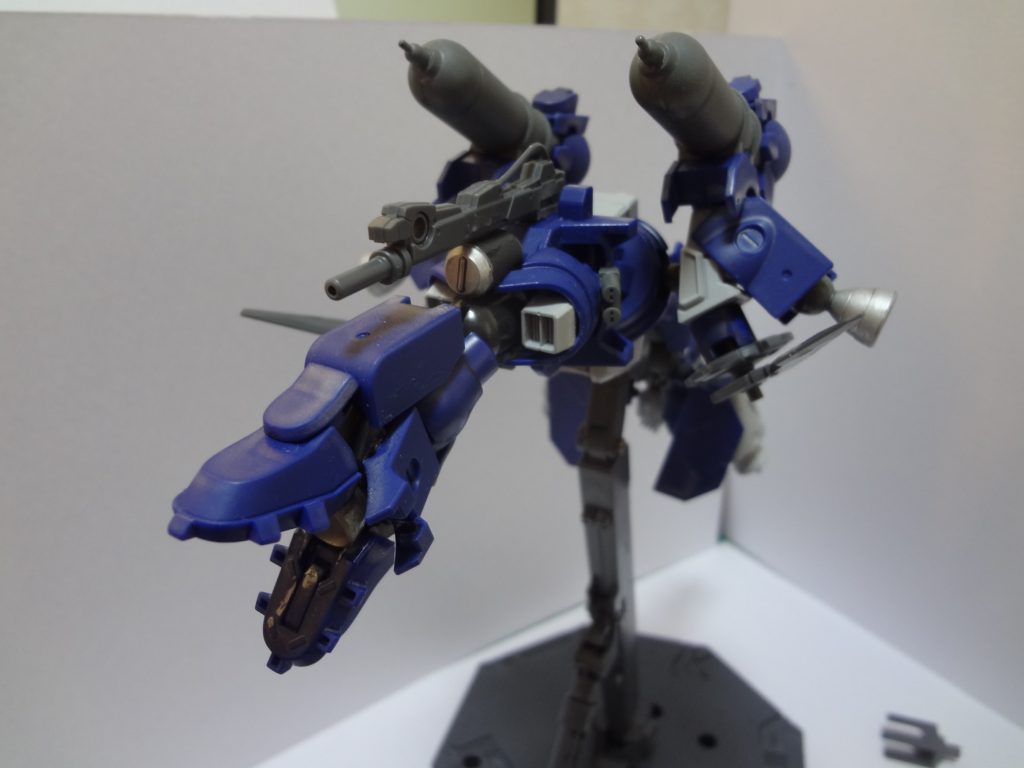 人革連が開発した疑似太陽炉非搭載の水中専用MSである。人類の眼が宇宙開発に向く中、疑似太陽炉の製造に不可欠な希少鉱物をめぐり深海の資源開発競争も激化していた。この情勢の最中、人革連はジンクスタイプの隆盛により廃棄されつつあったティエレン宇宙型を水中専用に転用する事を決定。アロウズの水中型MSトリロバイトを参考に非人型水中戦用MSの可能性を見出す。あえて疑似太陽炉を廃する事で、驚異的な省エネ低コスト高性能を実現した。疑似太陽炉非搭載型にも関わらず、水中戦闘時においては皮肉にも旧世代型ガンダムタイプに迫る性能を実現する事となった。