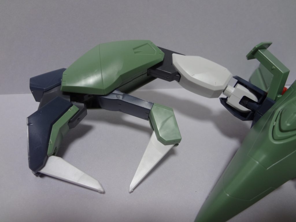 実質的な改造部分は脚部をクロ―に見立ててくっ付けるだけ。お手本には更に色々と既存パーツが付いているのですが、欠損状態ではまあこんな感じでしょう。