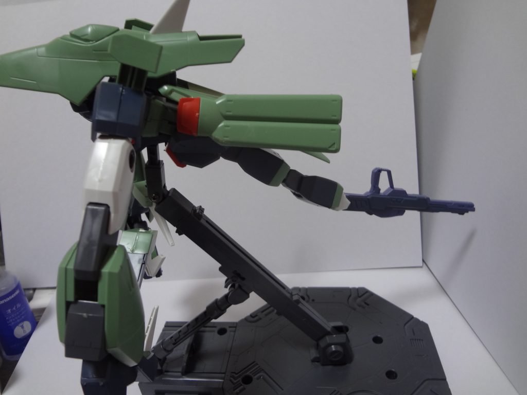 そのかわりお尻が寂しかったので、ティエレンのノリで腕パーツを使って尾を延長。武器を使って尾先を再現しました。折り曲げて戦闘機的な射撃形態にもできます。