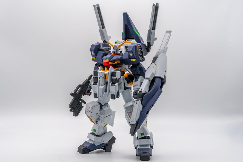 つま先やアンクルアーマー、フロントスカートのレッドチップは、赤いランナーを伸ばした物から切り出して使っています。