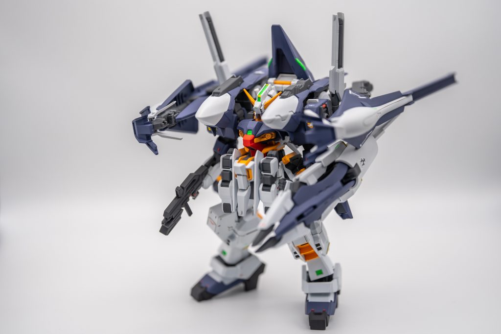 トップヘビーですが、自立も可能です。腰で1.5ミリ、太ももの付け根で1ミリ延長しています。フェイスパーツも1ミリ前に出しています。