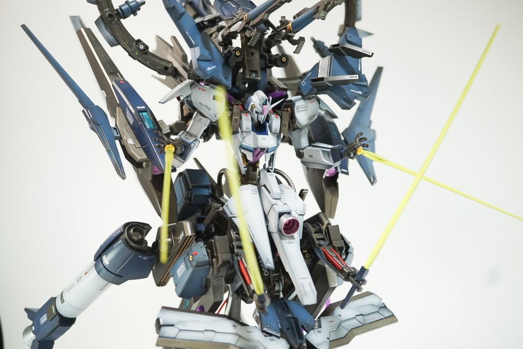 隠し腕を展開した４刀流が可能本体の方は掌からビームサーベルを発振