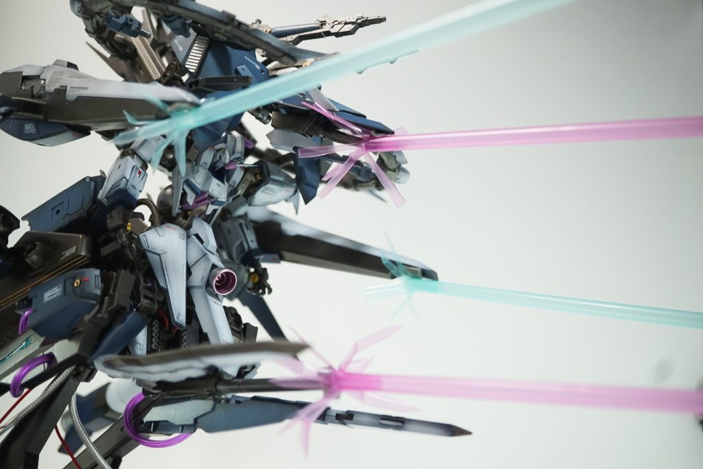 頭部外装にはビーム砲を内蔵機体下部、バックパック左右の大型ビーム砲からの火力の押し付けが主な戦法機体上部にも２丁のビームライフルを懸架（エフェクト付け忘れました