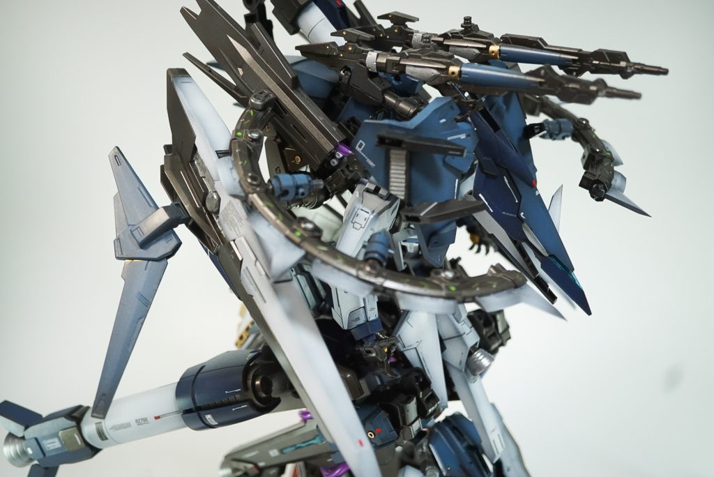 バックパックにはリング状のIフィールドバリア発生装置兼ファンネルラックを装備