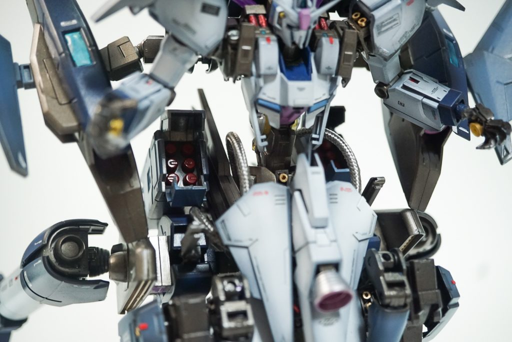 左右の腰にはミサイルランチャーを装備