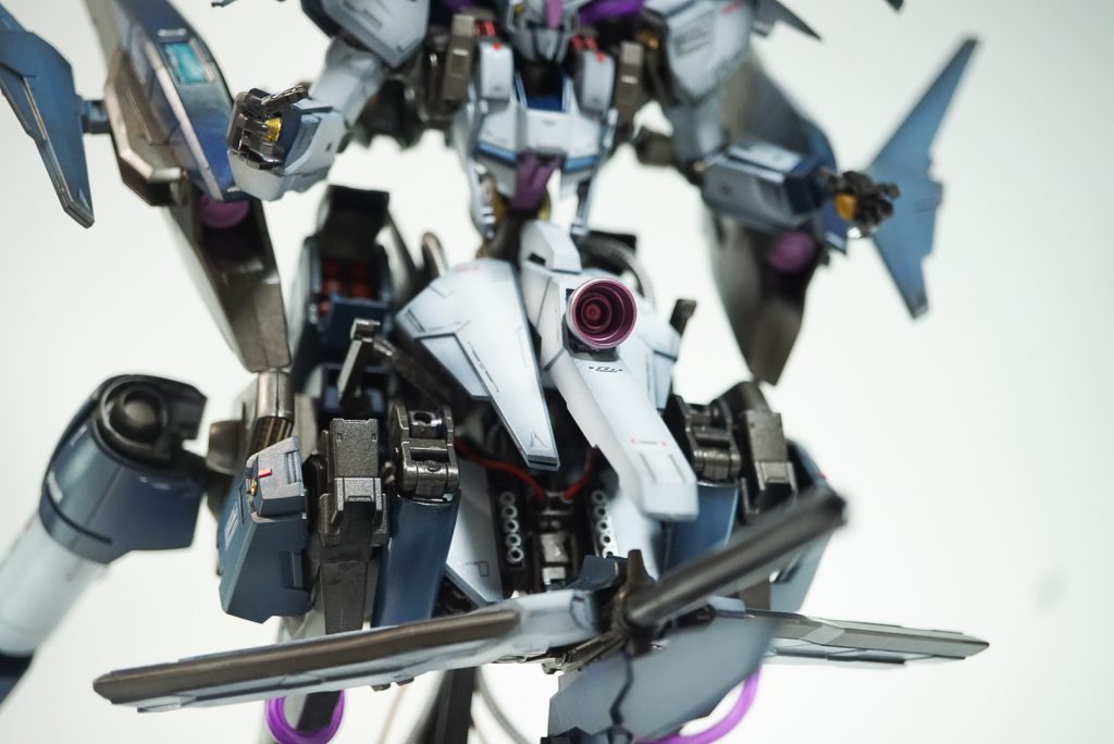 フロントスカートは下のビーム砲の可動の邪魔にならないよう上を向けるようギミックを仕込んでます