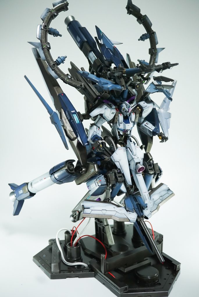 モードチェンジ近接形態頭部外装類がオープン、Iフィールド発生装置が上方に展開して腕部マニピュレータが使えるようになる事で接近戦への対応力を上げます機体下部のメガビーム砲は左右の補助パーツを収納する事で単発辺りのエネルギー消費を抑え手数を増やすイメージにしてます※すいません写真間違えてたので差し替えました