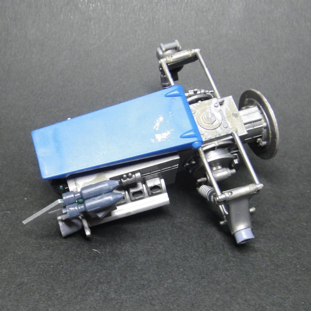 武装 発掘時 下から 下から見てもなんだか分からないような物でした。30MMシリーズのパーツがなかったら、精度の高い接続穴のあるパーツを安価で調達できなかったので、この物体が日の目を見ることはなかったかもしれません。 今は、オプションパーツや組み替えが容易なシリーズが充実して、ミキシングするには いい時代になりました。 後は、ガンプラや人気シリーズの供給が今よりマシになることを祈るばかりです。現環境だと、店頭販売分がなかったり、開店時に瞬殺されたりすることも少なくないので、使うキットの再調達が困難すぎて気軽にミキシングできません。