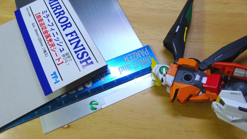 クリアーパーツの奥にはミラーフィニッシュや円形メタリックシールを貼っている。きらり