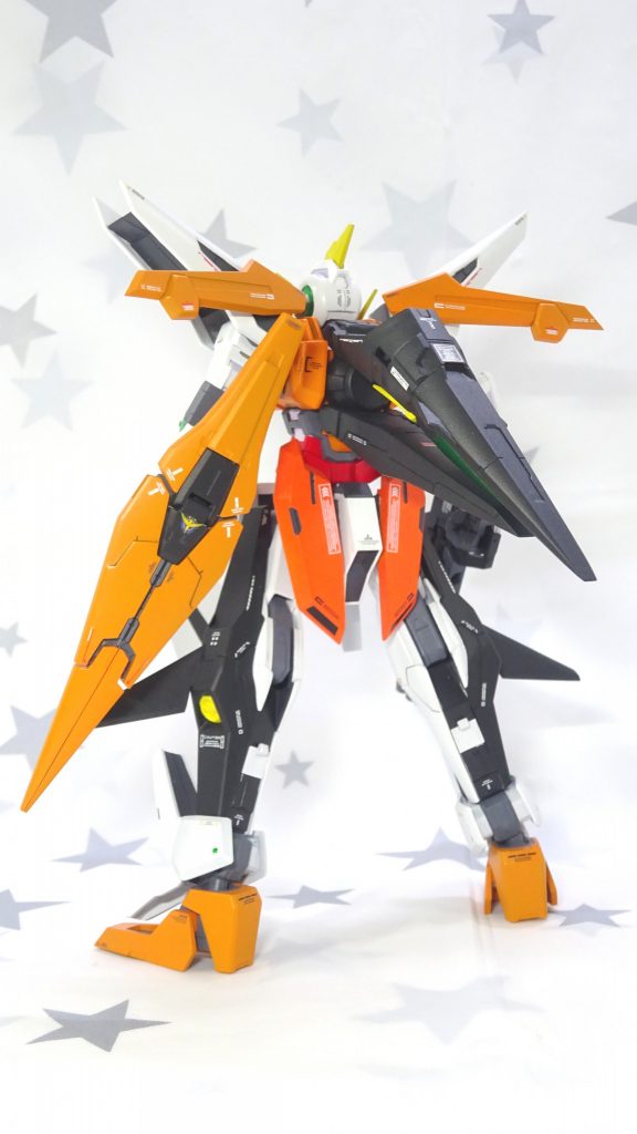 斜め左。動かすために触る部分多いからあまりデカール貼らないようにしようと思っていたけど結局まぁまぁ貼っている。HIQパーツやヴェルテクスのデカール中心です