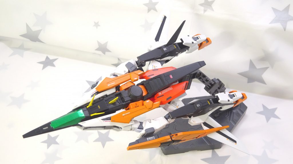 飛行形態。肩と機首を繋いで固定する部品をしっかり塗装しすぎて固定部品を肩から引き出せないくなっている。写真じゃ見えてないのでセーフ。