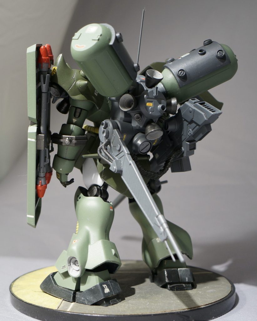 アンジェロズールのパックパックは元のデザイン画では配管・パイプ類であったディテールがモールド化されているので、スプリングなどで立体化しました。