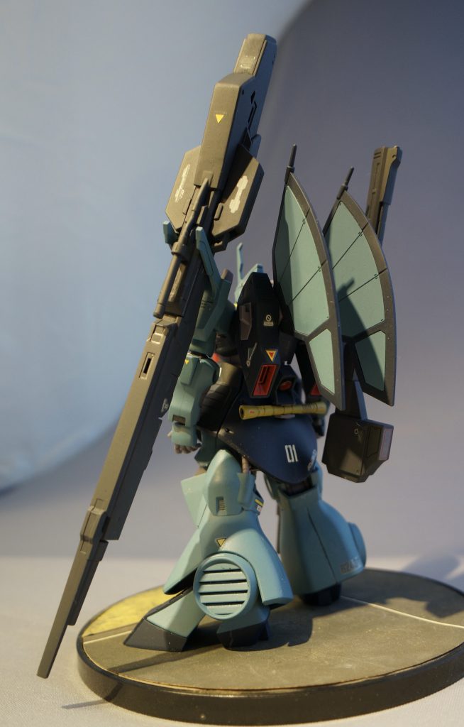 パチ組みしてしばらくTVボードの上に放置していたところ、ネコに撃墜され、背面放熱板の先端のトゲが折れましたが、必死で破片を探して修復しておきました。