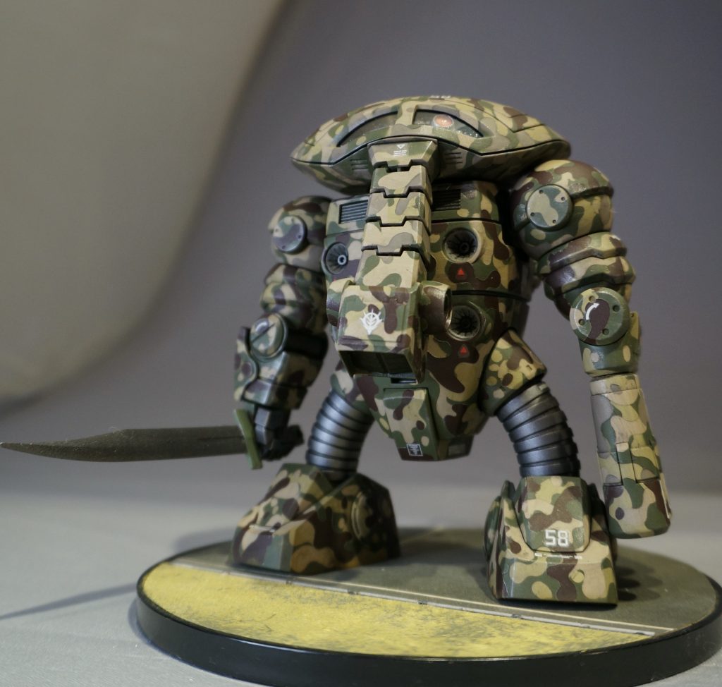 昨今のプラモ作成サポートグッズの充実ぶりは大変ありがたいものです。先日、「迷彩用マスキングテープ」というモノがあるのを知り、早速試してみました。迷彩塗装と聞いて私の脳裏に真っ先に浮かんだのが「ジュアッグ」です。