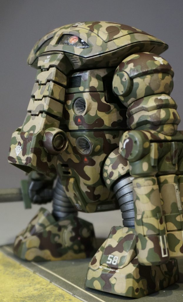 MSV世代っぽいマーキングと施した後、全体的にウォッシングとウェザリングを施しフィニッシュしています。