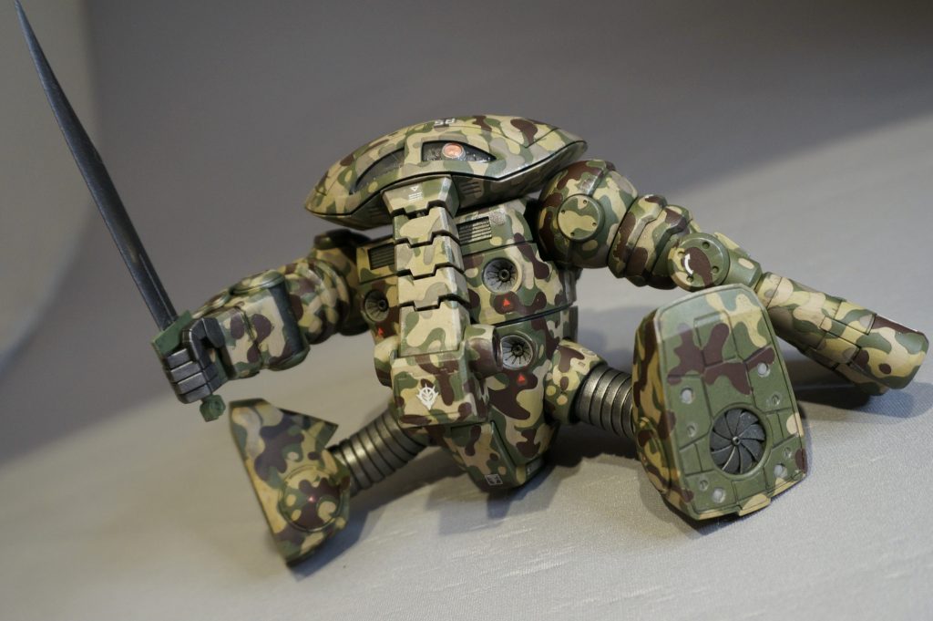 例の「あざとい」ポーズ用に足裏も塗り分けてあります。設定上は試作MSということで、その戦闘力は未知数でしたがガンダムUCに登場の際には、ジム史上最も堅いと言われるネモ(ガンダリウム製)をロケット砲でドツいて沈黙させるなど意外と強い事が判明しました。(笑