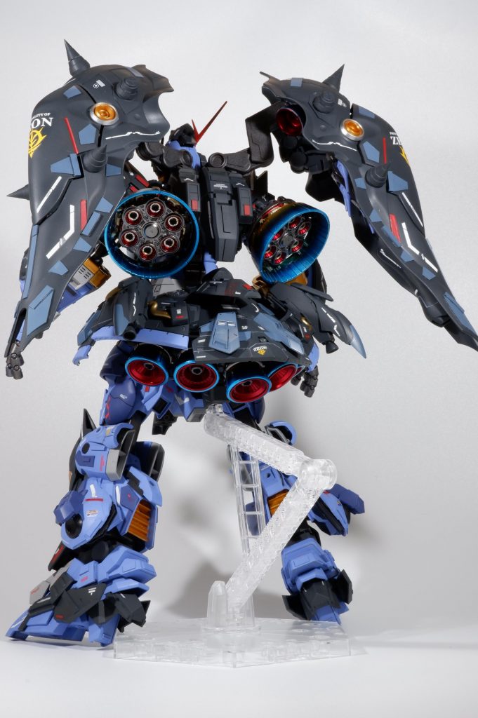 背面脚部を取り付けた事により元々あった2基の大型スラスターをバックパックに付けてみました!以下は軽く武装紹介です。