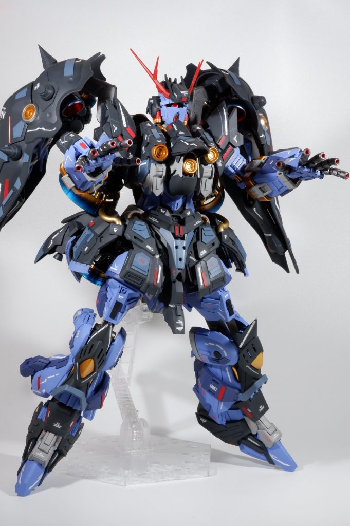 腕部5連装メガ粒子砲ジオングの目玉武装はそのまま採用し、クシャトリヤから胸部に3門とバインダーから4門、計7門のメガ粒子砲を追加しました!