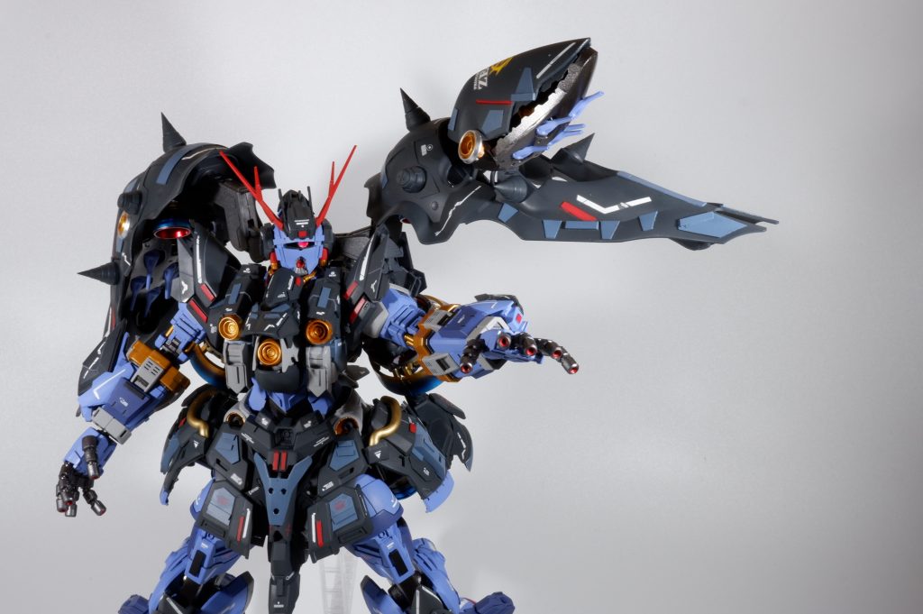 ファンネル2枚のバインダーで計12基搭載!そのままでは味気ないのでファンネルラックをバインダー外側に展開出来る様に加工しました!