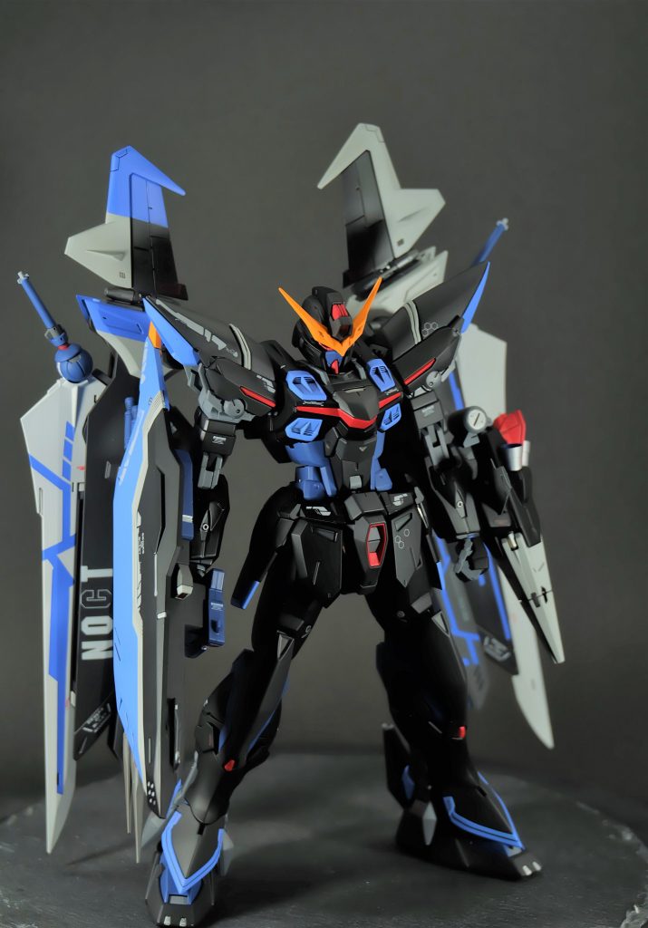 GAT-X207+AQM/E-X09S ノクトブリッツ アクタイオンプロジェクトにて再生産されたブリッツガンダムはネロブリッツへと改修を施されることになるが、その前段階としてデータ収集のため小規模な改修が施されたのがこの機体である。ミラージュコロイドの欠点であるバッテリーの消費に対して、パワーエクステンダーとストライカーパックによる延長を目的に、相性の良い物を選定した結果、試作段階であったノワールストライカーが採用された。