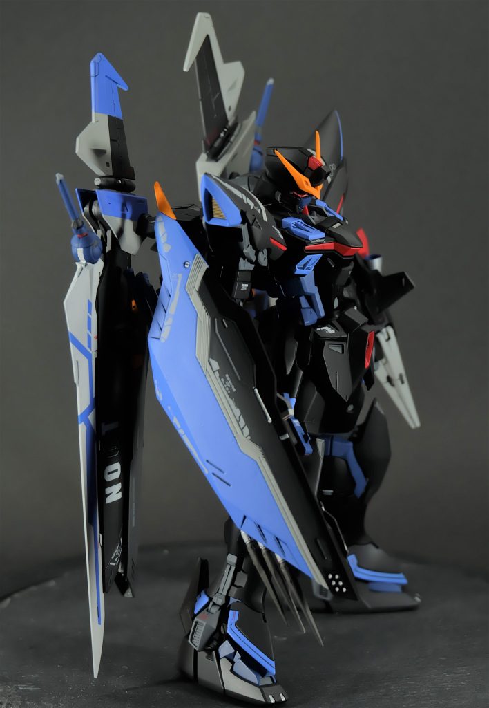 ミラージュコロイドによる隠密行動という機体性能から、遠距離武装は排され、近中距離戦闘力を高めるノワールストライカーによって戦闘スタイルは一撃離脱をより先鋭化させる形となっている。