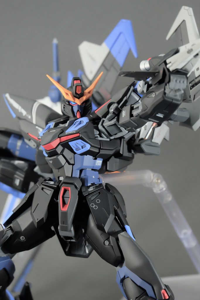 当初は素のブリッツにパターン塗装しようかとも思っていましたが、どうにも案が浮かばずにストライカーパックにお任せする形に。