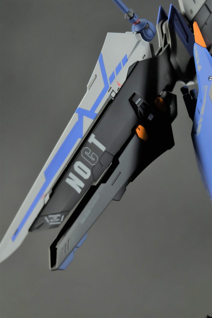 つや消しにしたらだいぶ落ち着きましたが、機体の黒には二色採用しています。分かりづらい。