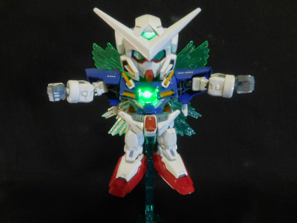 一応、オープニング再現です💦再現のため、GNフェザーと背部コーン型スラスターはSDの0ガンダムに差し替えています。GNフェザーには100均の「グリッターペイント」でラメ感を追加し、GN粒子っぽさを追加したつもりです。