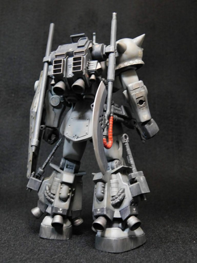 各部に追加装甲とリベット付けたりオリジナル武器の『ジャイアントヒートホーク』を背中にマウントしたりしています。