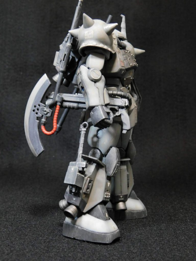 右腰にショットガン、左右の脚部にはソードを装着しています。