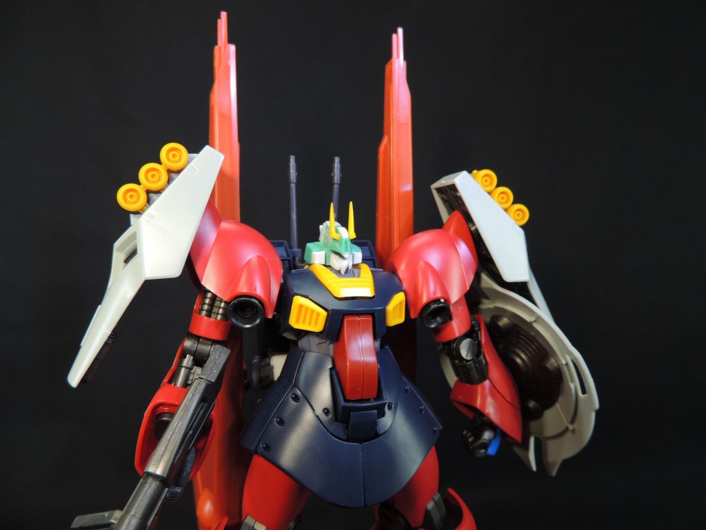 ミキシング・ビルドで使用する各キットを単純に繋ぎ合わせた時の写真です。ただし、頭部のみ大改造することになりました。劇中では、出撃前にツイン・アイが光る描写がありましたが、これはディジェ付属の部品を用いることで再現可能でした。