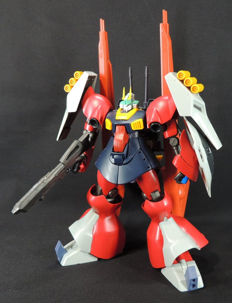 逆シャア時代のMSはサイズが大型化しているため、ディジェの胴体に比べて、ヤクト・ドーガの四肢はやや大きめです。胴体と四肢とのアンバランスを解消するため、腹部をプラ板で延長することにしました。