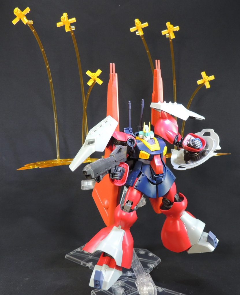 ファンネルを全て射出した状態をイメージして、ディスプレイした時の写真です。背面にある台座はクスィー・ガンダムのものを使用してみました。個人的には、機体の雰囲気をつかんだり、製作のモチベーションを上げたり、完成後のディスプレイを想像したりするために、仮組状態でポージングを試行錯誤することがあります。