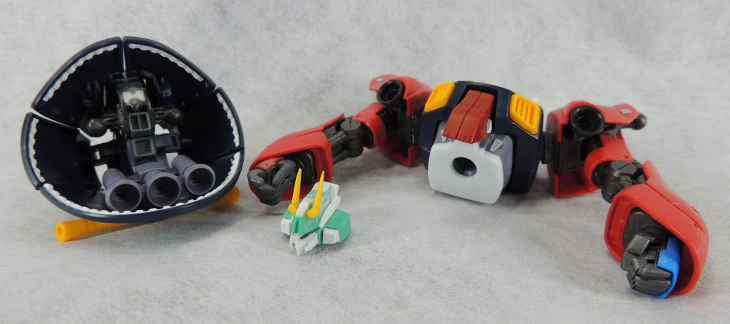 プラ板やプラ材によるディティール追加の様子が分かると思います。エバーグリーン製の凹凸プラ板を細長い短冊状にカットし、スカート内側の縁に接着してみました。