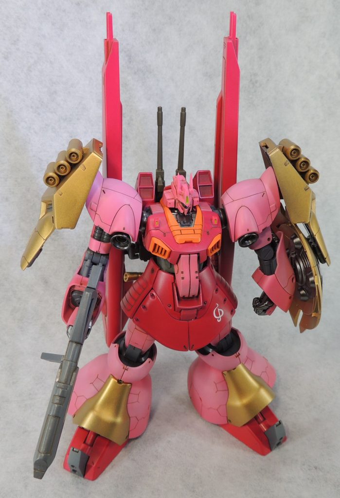 ゴールドの部分は、シャア専用にちなんで、「百式ゴールド」を使用しました。塗装はおおいに悩みましたが、後の「ギュネイ・ガス専用ヤクト・ドーガ」に通じる雰囲気でまとめてみました。全体的に明るい色調にしています。