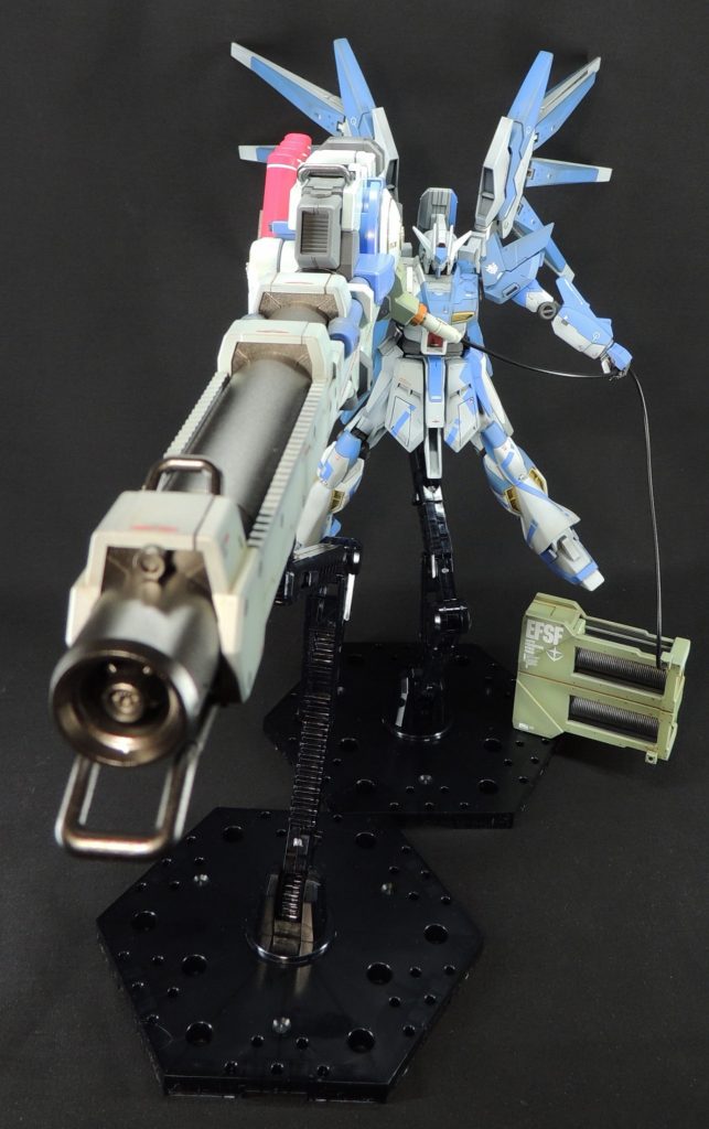 砲身はスターブライトアイアン、側面装甲はエルガイムカラーシリーズのヘビーホワイト、青の部分はバーチャロンカラーの風蒼で塗装しました。