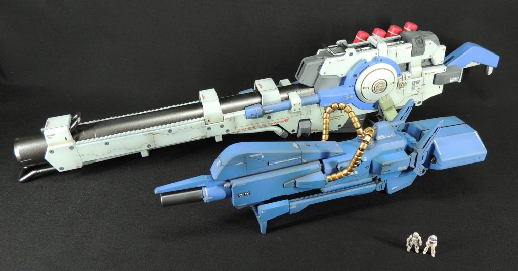 本家メガ・バズーカ・ランチャーとのサイズ比較です。約1.5倍大きいことが分かります。手前は1/144サイズのフィギュアです。