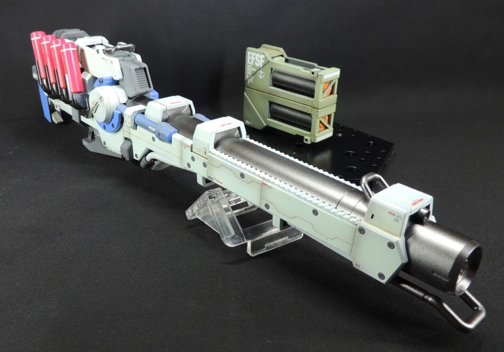 上部の長い凹凸モールドは、エバーグリーン社製のモールド入りプラ板をスライスして貼り付けました。