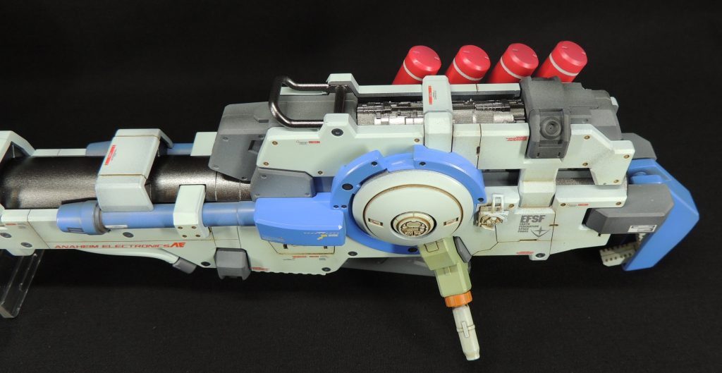 機体各所を切り欠き、スターウォーズのビークル(ブロッケード・ランナーやYウイング等)からモールドを移植することにより、メカ感や精密感をアップさせました。手軽ですが効果が高いと思います。