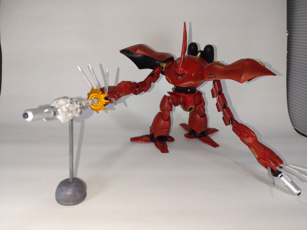 シャアザクの特徴的なブレードアンテナを再現するために、UVレジンでザクヘッドのブレードを複製して取り付けました。