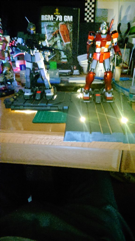 カタパルトの電飾を誇張した画像です。たかが百均ですが侮りがたしですね、良く光ります♪